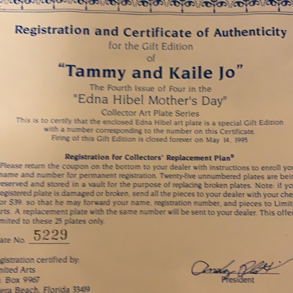 MOTHER DAUGHTER Plate!!!Edna Hibel NEW IN BOX !!Tammy and Kaiser Jo -BEAUTIFUL - Picture 4 of 6